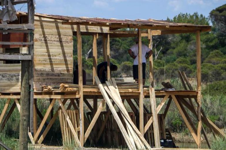 Antalyada beş yıldızlı otellere komşu Yıkılmayınca yerleştiler