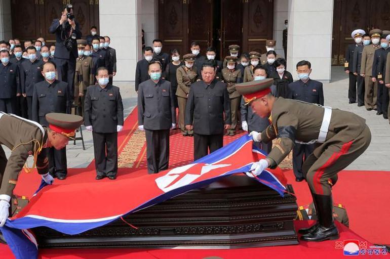 Son dakika... Kim tabutu taşıyıp elleriyle mezara toprak attı