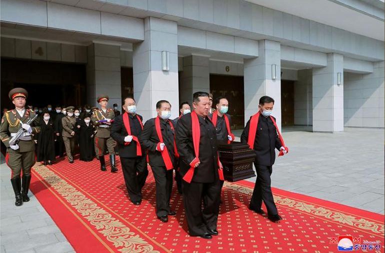 Son dakika... Kim tabutu taşıyıp elleriyle mezara toprak attı