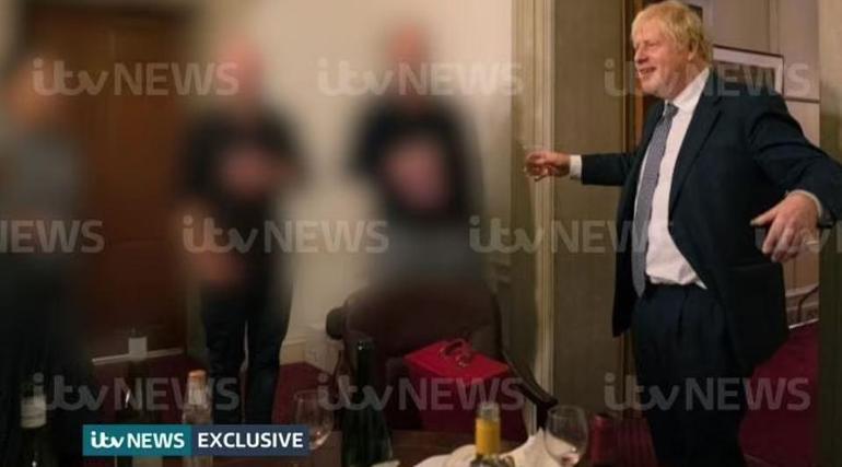 Parti skandalı büyüyor: Boris Johnsonın fotoğrafları sızdı