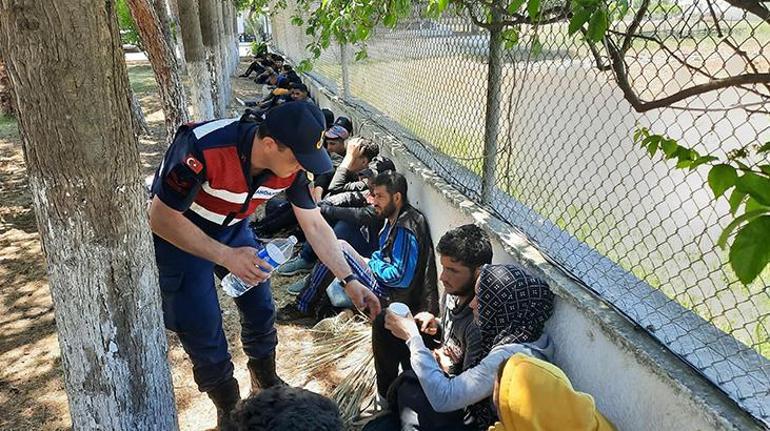 İzmirde 237 kaçak göçmen ile 10 organizatör yakalandı