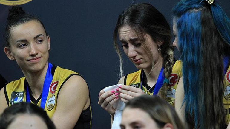 Vakıfbankta Gabi ve Cansu Özbaydan şampiyonluk sonrası itiraf: Ayrılıklar nedeniyle duygusalız