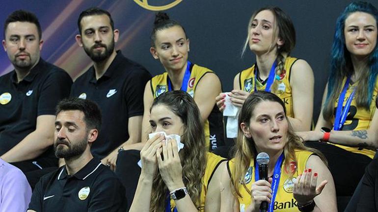 Vakıfbankta Gabi ve Cansu Özbaydan şampiyonluk sonrası itiraf: Ayrılıklar nedeniyle duygusalız