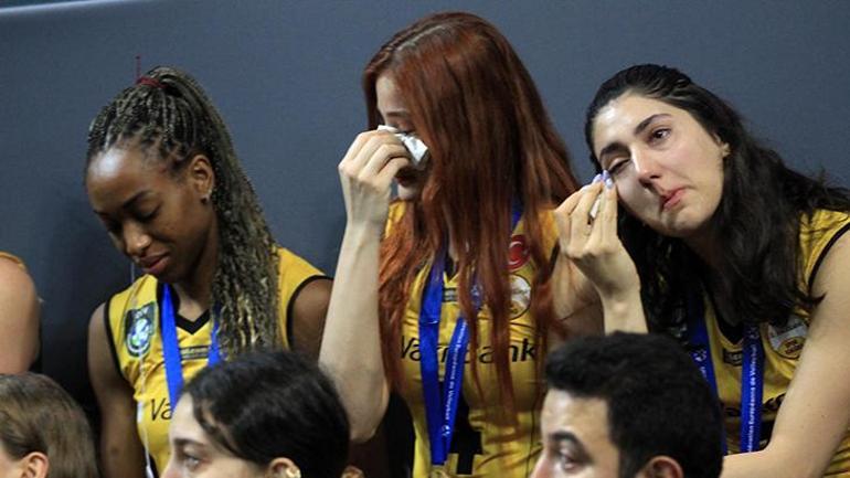 Vakıfbankta Gabi ve Cansu Özbaydan şampiyonluk sonrası itiraf: Ayrılıklar nedeniyle duygusalız