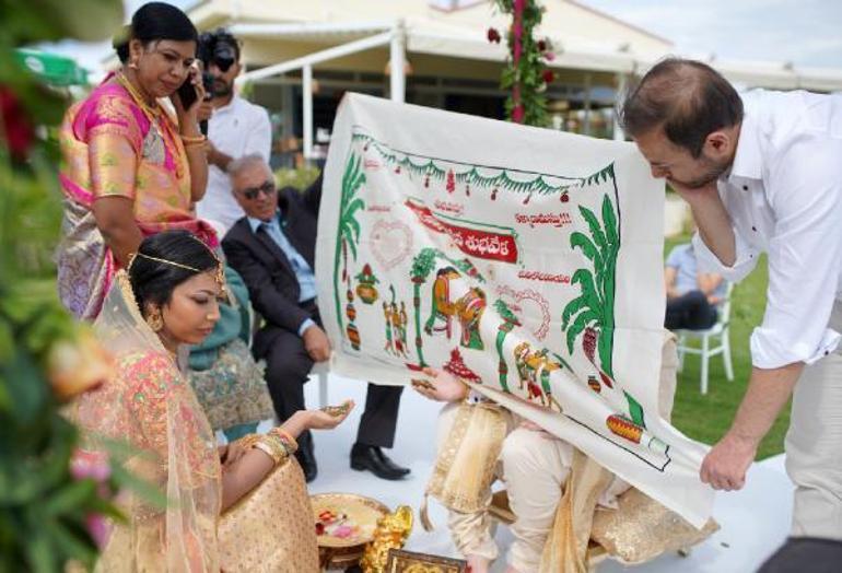 Pakistan ve Hindistanlı çift, ülkeleri arasındaki gerginlik nedeniyle Antalyadaki düğünle evlendi