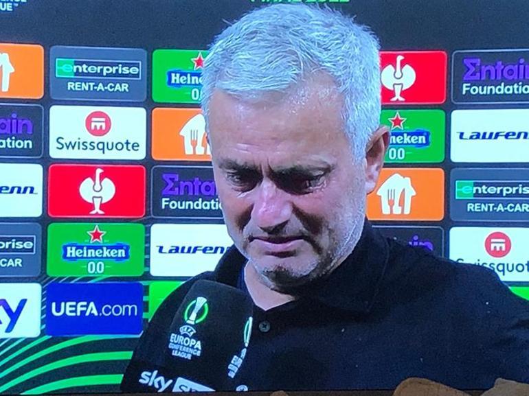 Jose Mourinho tarih yazdı Önce eliyle 5 işareti yaptı, sonra gözyaşlarına boğuldu