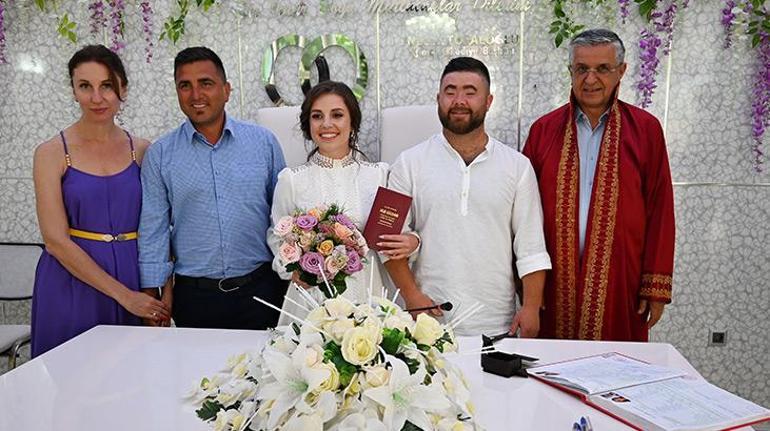 Rus ve Ukraynalı çift Antalyada evlendi