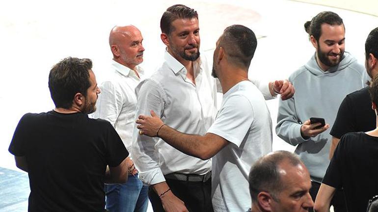 Son dakika: Arda Turan ve Burak Elmas birlikte izledi Galatasaraydan muhteşem galibiyet