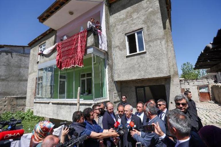 Kılıçdaroğlu, evlerinin elektriği kesik olan aileyi ziyaret etti