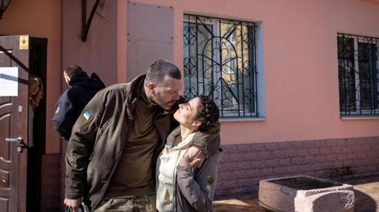 Hayalleri suya düştü, evsiz kaldı Ukraynalı annenin çaresizliği ülkeyi karıştırdı
