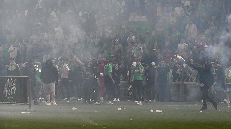 Son dakika: Fransada taraftarlar futbolculara saldırdı Maç sonu ortalık karıştı