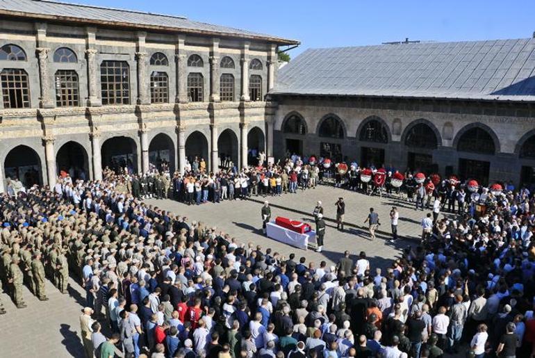 Şehit Uzman Çavuş Serttaş, Diyarbakırda son yolculuğuna uğurlandı