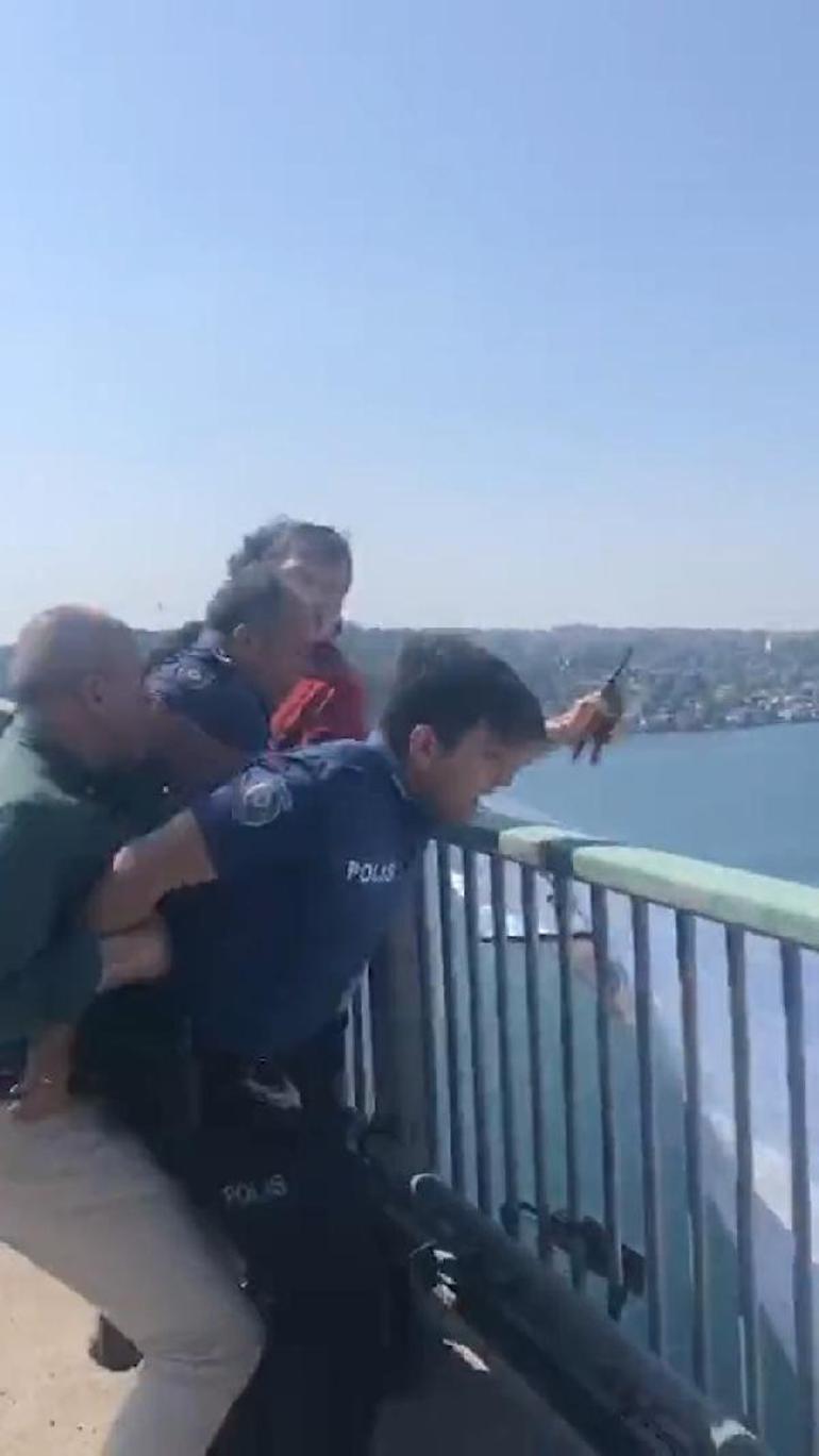 TİP milletvekilleri ile polis arasında köprüde pankart arbedesi