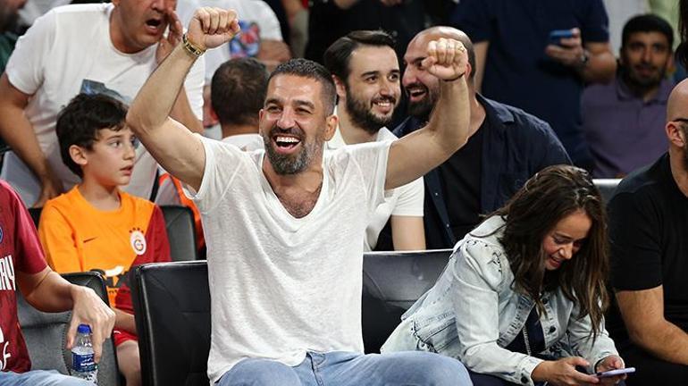 Son dakika: Galatasaray Nef - Anadolu Efes maçında şoke eden protesto Arda Turanın görüntüsü dikkat çekti