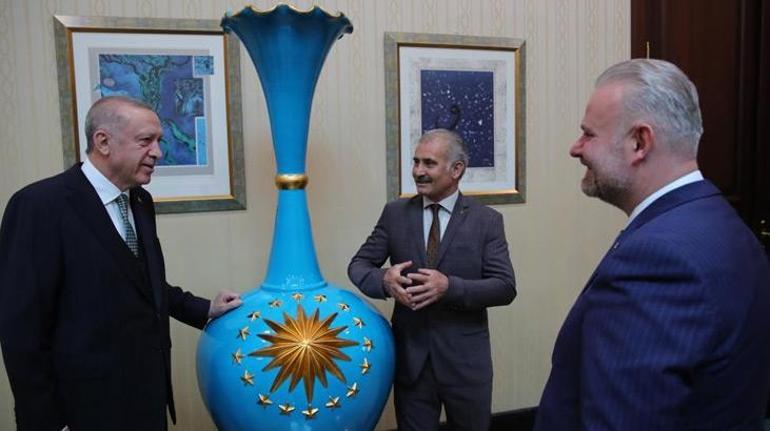 Cumhurbaşkanı Erdoğan çok beğendiği vazodan 50 adet sipariş verdi