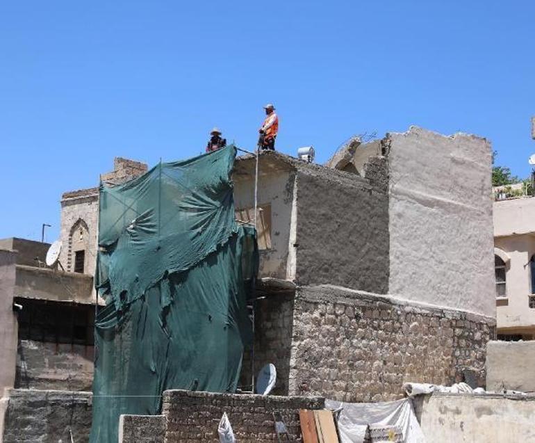 Mardinde tarihi dokuyu bozan bir bina daha yıkılıyor