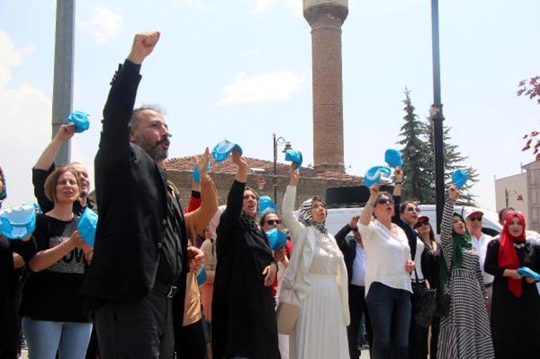 Tanju Özcan, kendisini protesto edenlere dans ederek karşılık verdi