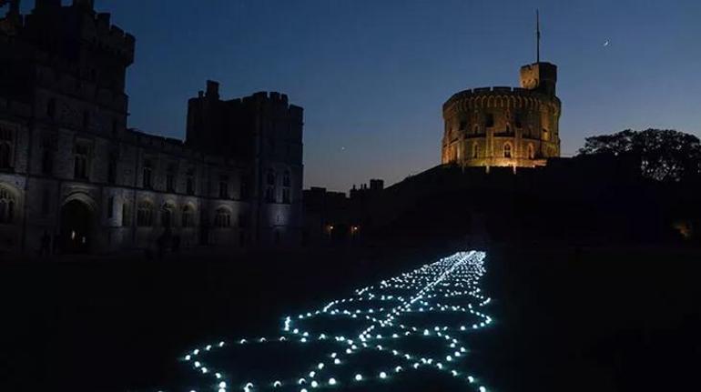 İngiltere Kraliçesi için tüm Birleşik Krallık toprakları fenerlerle aydınlatıldı
