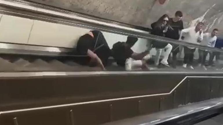 Metroda pes dedirten olay Yürüyen merdivenlerde yuvarlanarak kavga ettiler