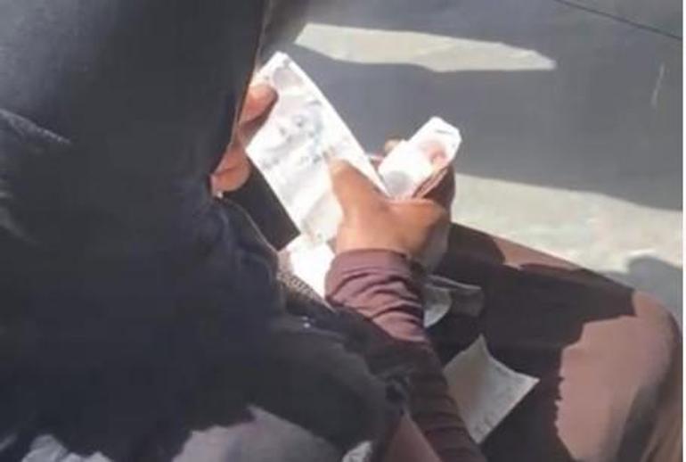 Taksim’de hasılatı sayan dilenci kadın kamerada