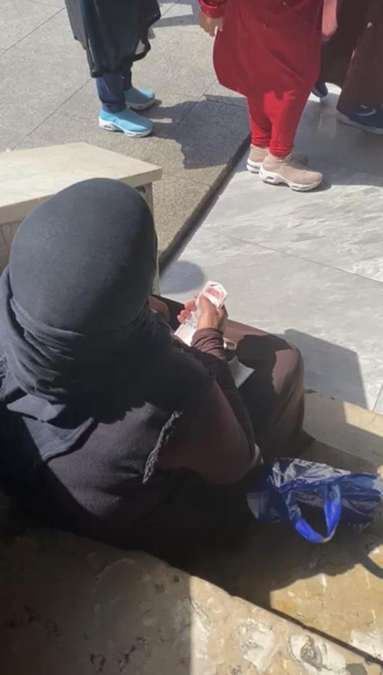 Taksim’de hasılatı sayan dilenci kadın kamerada