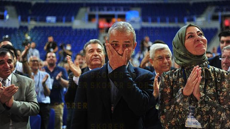 Fenerbahçede İsmail Kartal genel kurulda ayakta alkışlandı Gözyaşlarını tutamadı