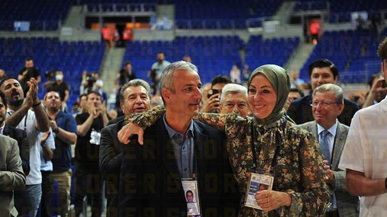 Fenerbahçede İsmail Kartal genel kurulda ayakta alkışlandı Gözyaşlarını tutamadı