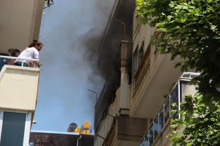 Bunalıma giren yaşlı adam evini yakıp, balkondan atladı