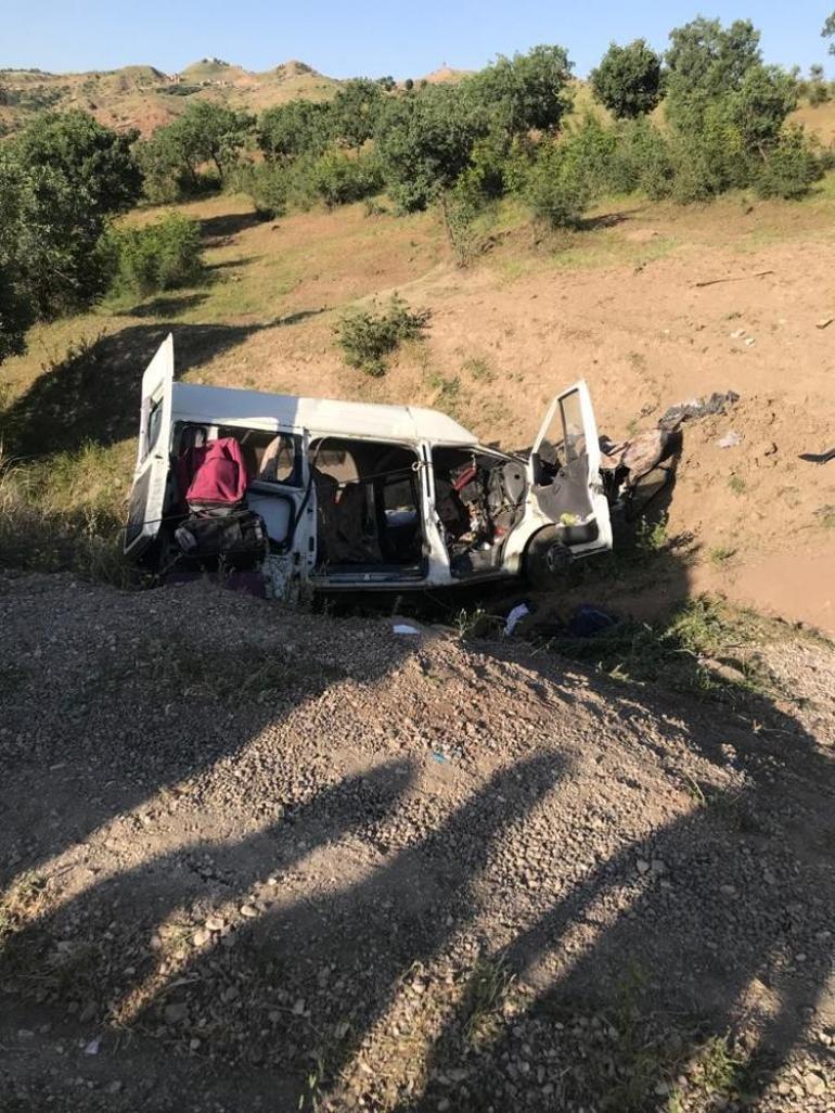 Siirtte minibüs şarampole devrildi: 4 ölü, 6 yaralı