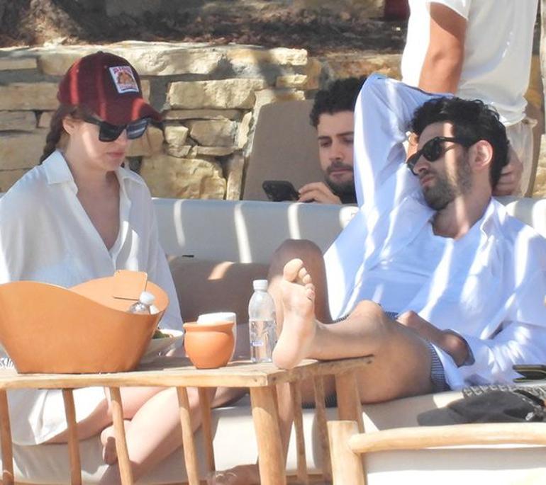 İrem Sak ve Furkan Korkmazın baş başa Çeşme tatili