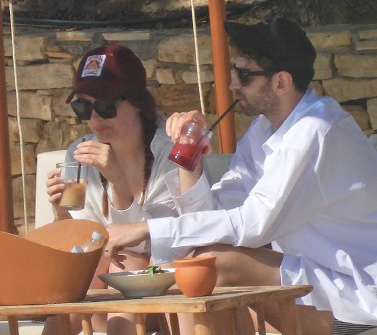 İrem Sak ve Furkan Korkmazın baş başa Çeşme tatili