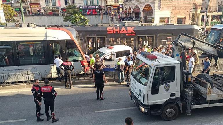 Lalelide polis otosu tramvayla çarpıştı: 3 yaralı var