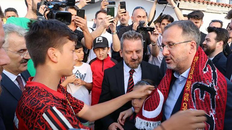 Bakan Kasapoğlu Eskişehirde öğrencilerle bir araya geldi Spor ülkesi olma noktasında pek çok aşamayı kat ettik