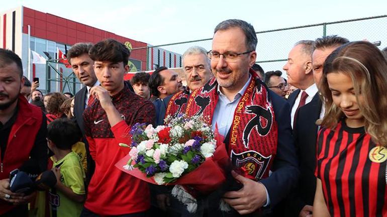 Bakan Kasapoğlu Eskişehirde öğrencilerle bir araya geldi Spor ülkesi olma noktasında pek çok aşamayı kat ettik