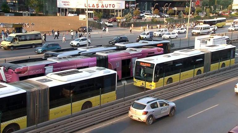 Beylikdüzünde metrobüs kaza yaptı Araç kuyrukları oluştu