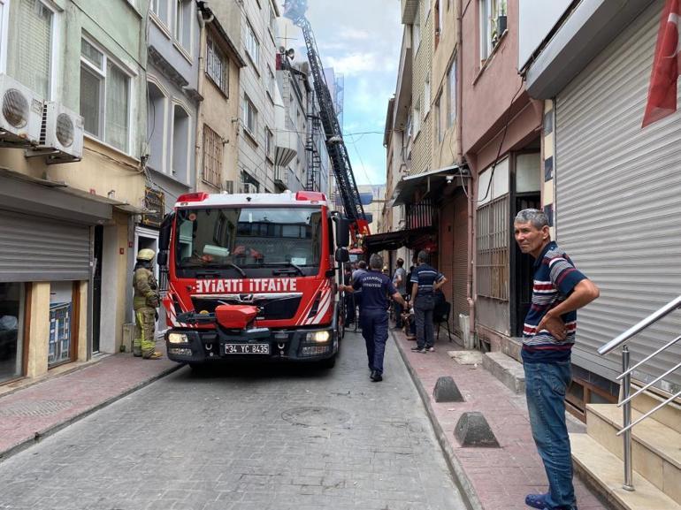 Beyoğlunda otelin çatısında yangın