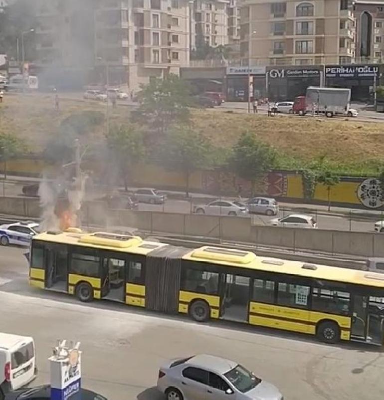 Belediye otobüsü, seyir halindeyken alev aldı