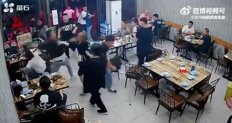 Restoranda yemek yiyen kadınlara korkunç saldırı Önce taciz sonra dayak...