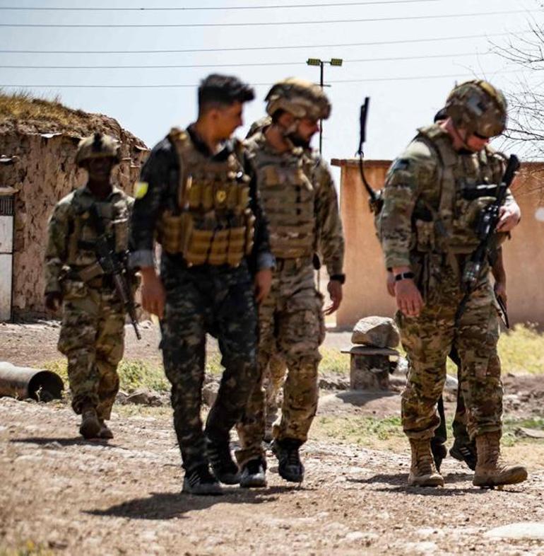 Teröristlerle poz verdiler ABD askerleri Türkiye sınırının dibinde