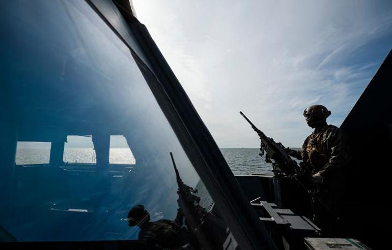 ABD askerleri adaya çıkarma yaptı Rus savaş gemileri kadrajda