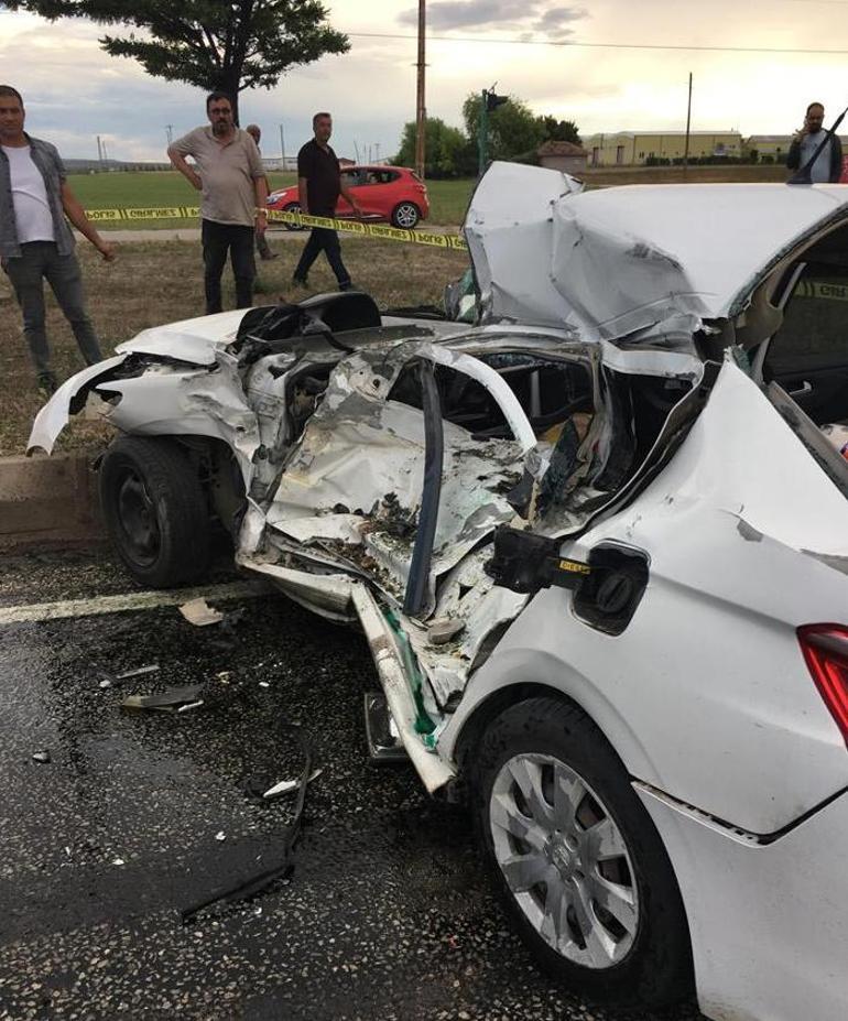 Feci kaza Otomobil hurdaya döndü: 3 kişi hayatını kaybetti