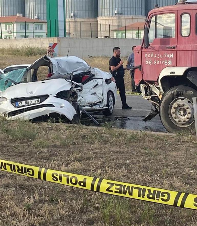Feci kaza Otomobil hurdaya döndü: 3 kişi hayatını kaybetti