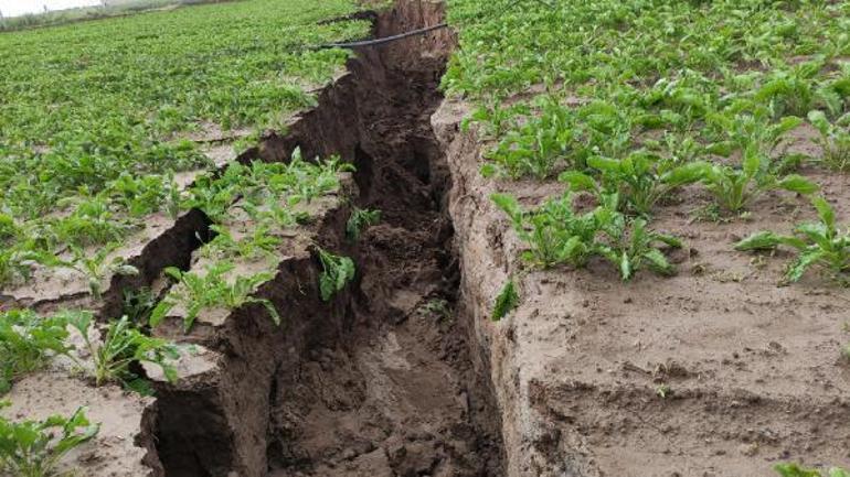 Kayseride şiddetli yağmur, ekili arazide 2,5 kilometre yarık oluşturdu