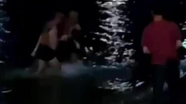 Gece vakti denize girdi, boğulmaktan son anda kurtarıldı