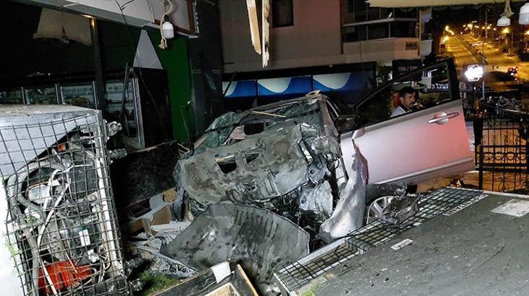 25 metre takla atan otomobil şarküteri dükkanına çarptı: 2 ölü