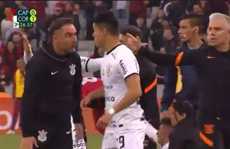 Kırmızı kart gören futbolcusu Vitor Pereirayı kızdırdı