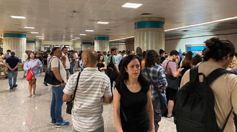 İstanbulda metro isyanı Vatandaşlar arızaya tepki gösterdi