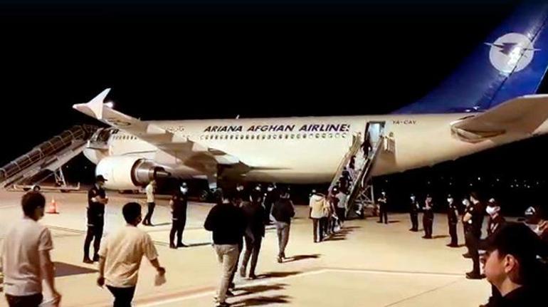 Çanakkalede 227 Afganistanlı kaçak uçakla sınır dışı edildi