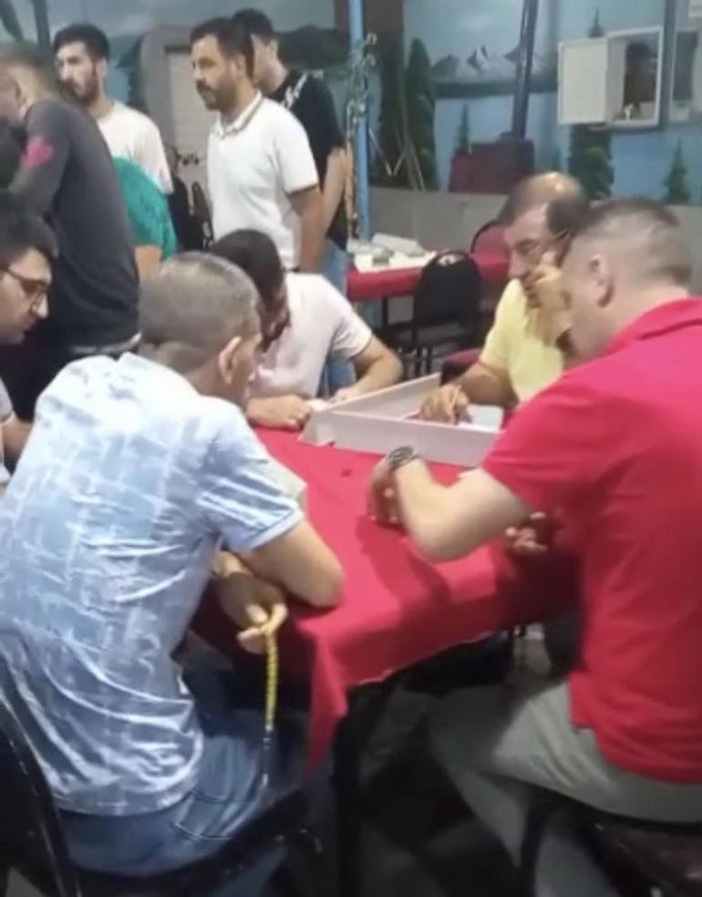 Okey oynamaya devam Nöbet geçiren adama aldırmadılar