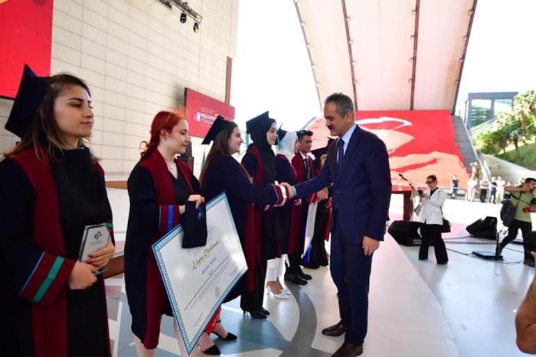 Bakan Özer, HKÜ’nün mezuniyet törenine katıldı İlk kez diyerek açıkladı